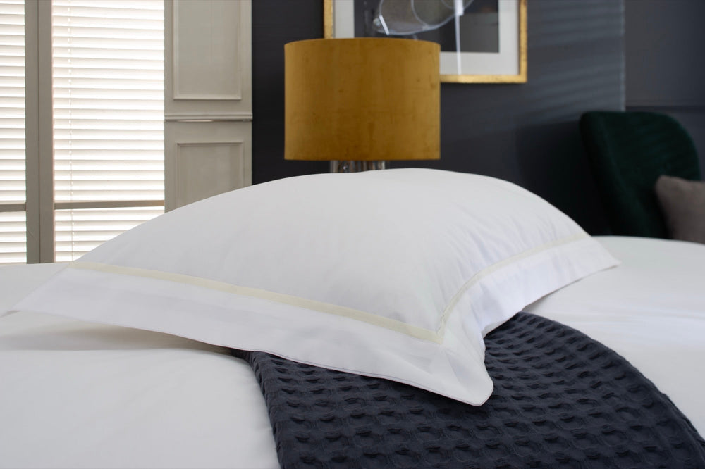 TLC 200TC Oxford Pillowcase Ecru - pillow detail